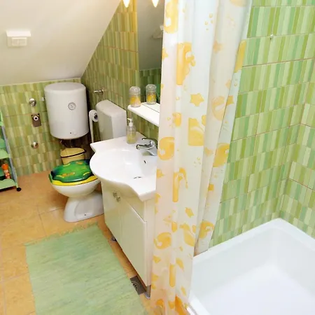 And By The Sea Sumartin, Brac - 5645 3* 苏曼婷